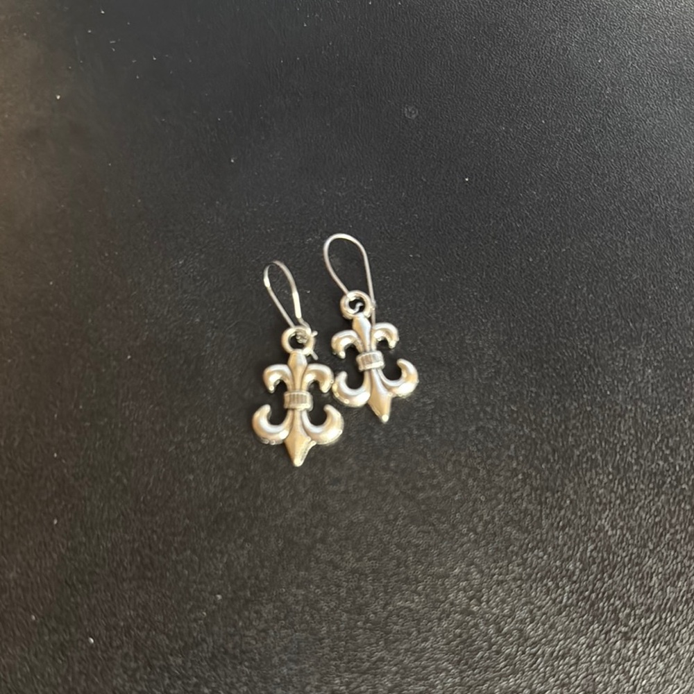 Chic Silver Fleur-de-Lis Earrings, NEW, fashion earrings (CL)